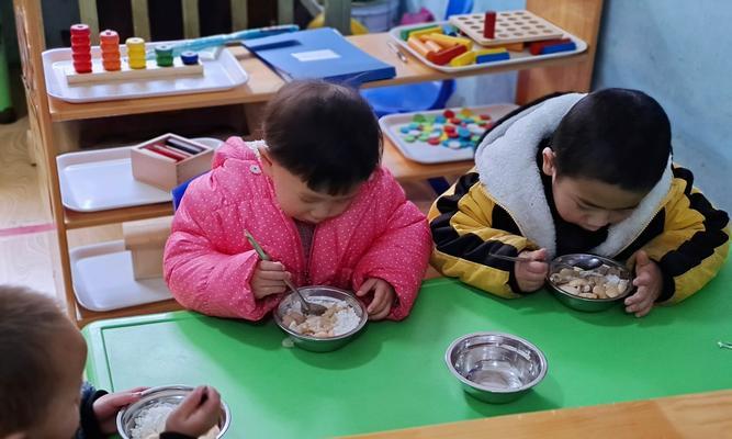 如何训练宠物狗乖乖吃饭不挑食？（7个关键步骤让你的狗狗爱上食物）