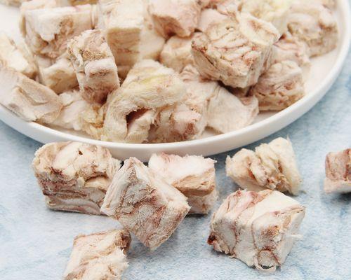 如何制作鳕鱼片冻干猫粮？