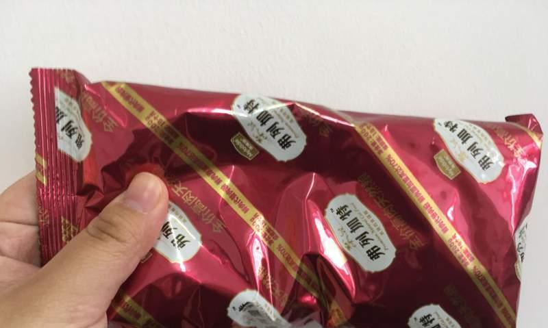 猫粮中出现红色颗粒是什么原因？对猫咪健康有影响吗？